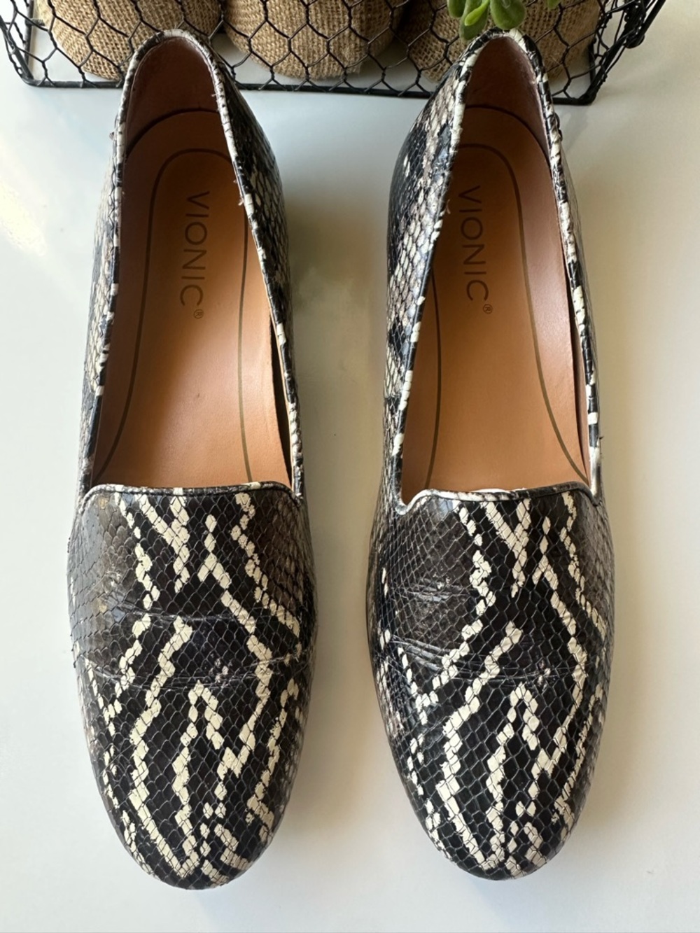 Vionic Black and‎ Cream Snake-Print Leather Loafers women size 8